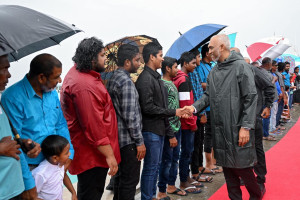 ހެނބަދޫ ރައްޔިތުން ވިއްސާރައިގައި ނިކުމެ, ތެމި ފޯވެގެން ރައީސަށް އޮތް ލޯބި ދައްކާލައި ހޫނު މަރުހަބާއެއް ދަންނަވައިފި
