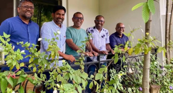 ރައީސް ނަޝީދާ ބައްދަލުކުރަން ފައްޔާޒާއި ޑިމޮކްރެޓު ބޭފުޅުން ގާނާއަށް ގޮސްފި