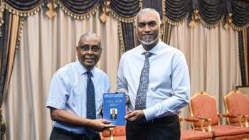 އެޗްއާރުސީއެމްގެ ފުރަތަމަ ރައީސް، އަޙްމަދު ސަލީމް ލިޔުއްވި ފޮތް ރައީސްއަށް ހަދިޔާކުރައްވައިފި