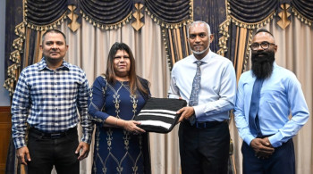 ފަންނުވެރިޔާ ގުމޭރިއާ، އަމިއްލަ އަތުން ވިޔެ ތައްޔާރުކޮށްފައިވާ ދިވެހި ފޭއްޔެއް ރައީސްއަށް ހަދިޔާކުރައްވައިފި