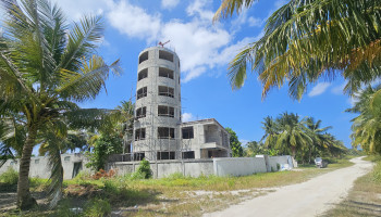 ރައީސް ނަސީދު ލ. ގަމުގައި ނުޖޫމީ އިލްމް އެއްކުރާ ދިގު ޓަވަރަކާއިއެކު އާދަޔާ ހިލާފް އުސް ގެކޮޅެއް އިމާރާތް ކުރަން ފައްޓަވައިފި