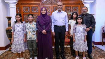 ޢީދުގެ ތަހުނިޔާ ވިދާޅުވުމަށް ވަޑައިގެންނެވި ބޭފުޅުންނާ ރައީސުލްޖުމްހޫރިއްޔާގެ ދެކަނބަލުން، ޢީދު ސަލާން ކުރައްވައިފި