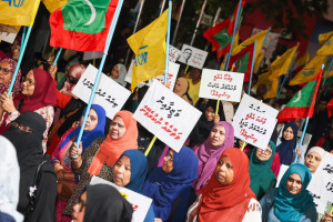 ވަޒީފާގެ ބިރު ދެއްކުން ހުއްޓާލަން ގޮވާލައި އެމްޑީޕީން ރޭ މާލޭގައި މުޒާހަރާކޮށްފި